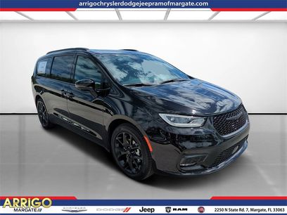 New 2026 Chrysler Pacifica Select w/ S Appearance Package