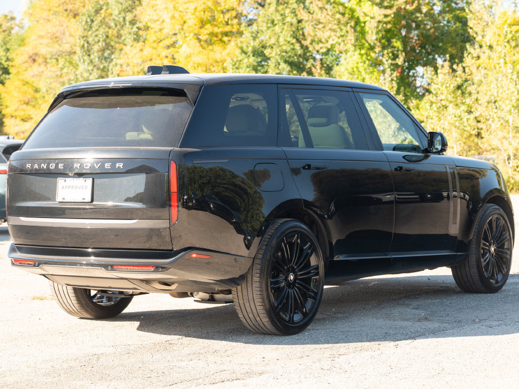 Used 2025 Land Rover Range Rover Long Wheelbase SE AWD/4WD image 4