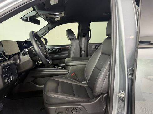 Used 2025 Chevrolet Suburban Z71 AWD/4WD image 21