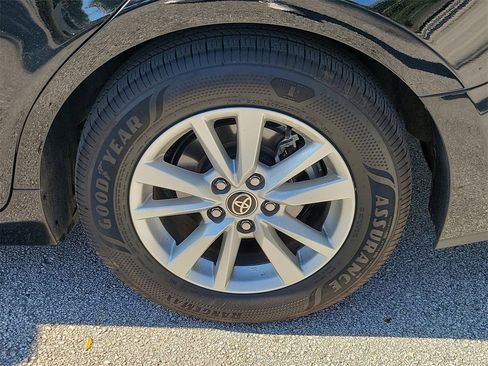 Used 2025 Toyota Camry LE image 5