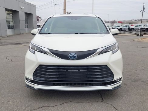 Used 2021 Toyota Sienna XLE image 15
