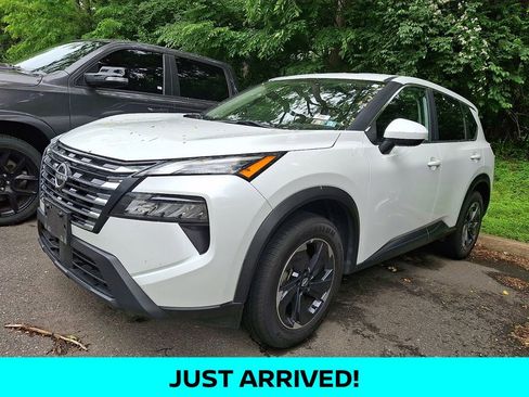 Used 2024 Nissan Rogue SV FWD image 2