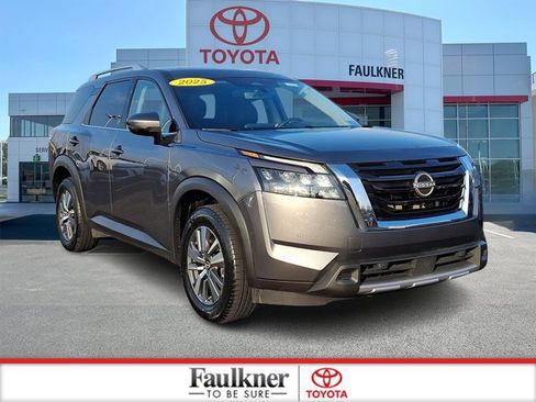 Used 2025 Nissan Pathfinder SL image 1