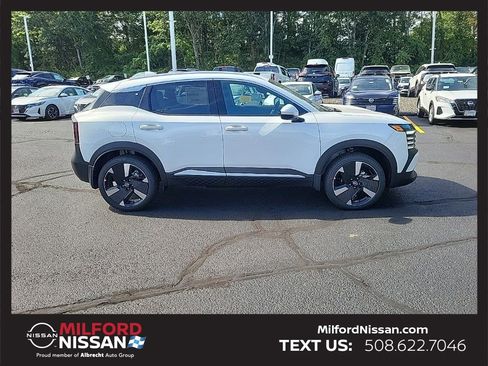 Used 2025 Nissan Kicks SR FWD image 3