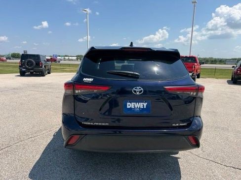 Used 2022 Toyota Highlander XLE AWD/4WD image 8