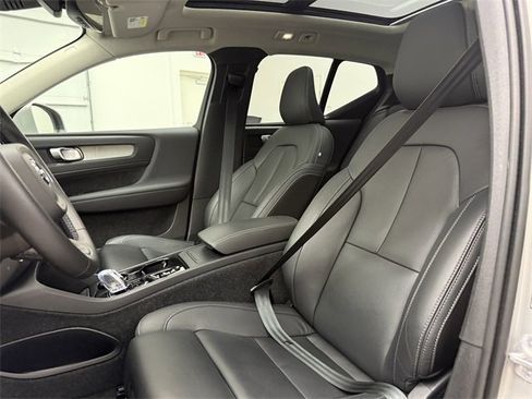Certified 2025 Volvo XC40 B5 Plus image 13