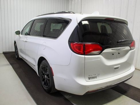 Used 2020 Chrysler Pacifica Touring-L w/ Advanced Safetytec Group image 4