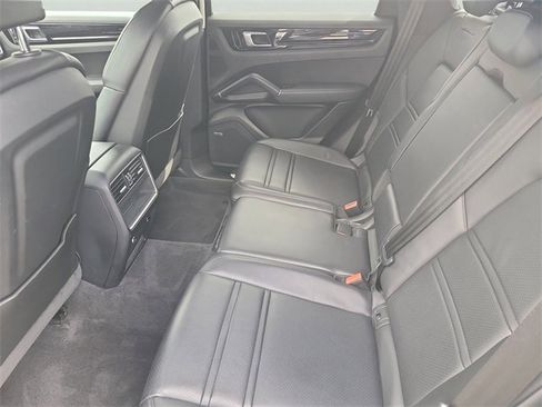 Used 2021 Porsche Cayenne image 10