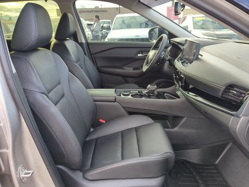 Used 2025 Nissan Rogue SL w/ Tech Package image 35