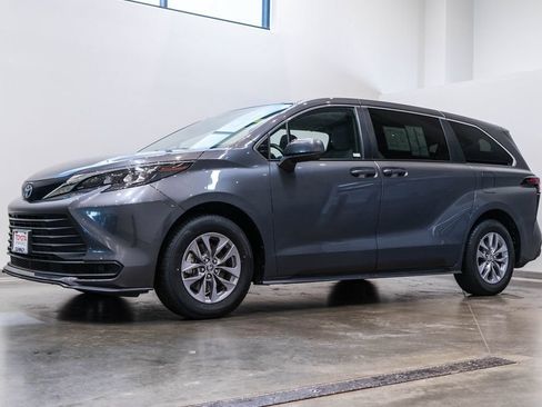 Used 2025 Toyota Sienna LE FWD image 3