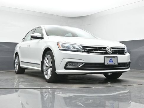 Used 2016 Volkswagen Passat 3.6 SEL Premium FWD image 11