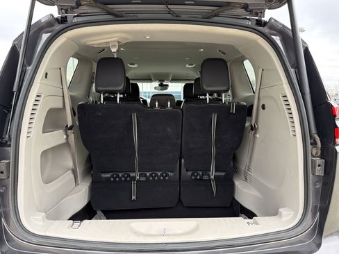 Used 2023 Chrysler Pacifica Touring-L image 23