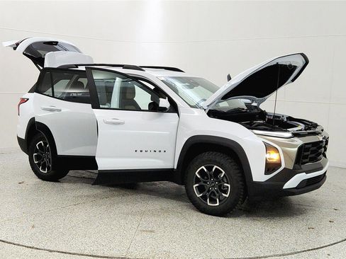 New 2026 Chevrolet Equinox ACTIV w/ Convenience Package III FWD image 9