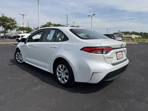 Used 2026 Toyota Corolla LE FWD image 5