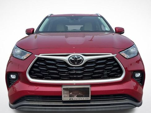 Used 2022 Toyota Highlander XLE AWD/4WD image 3