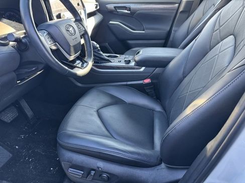 Used 2023 Toyota Highlander Platinum image 5