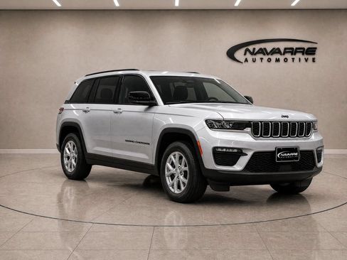 Used 2025 Jeep Grand Cherokee Altitude RWD image 9
