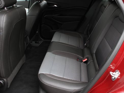 Used 2025 Chevrolet Trax LT w/ LT Convenience Package FWD image 18