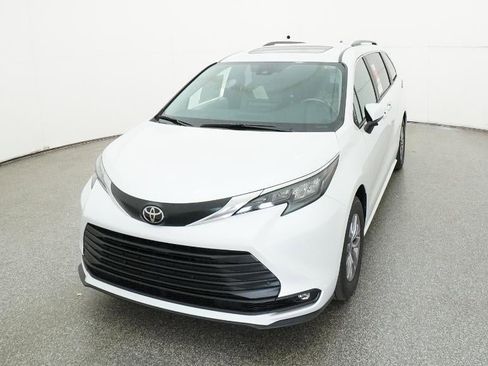 New 2026 Toyota Sienna XLE image 16