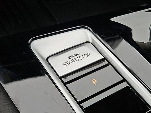 Used 2025 Volkswagen Atlas SE image 23