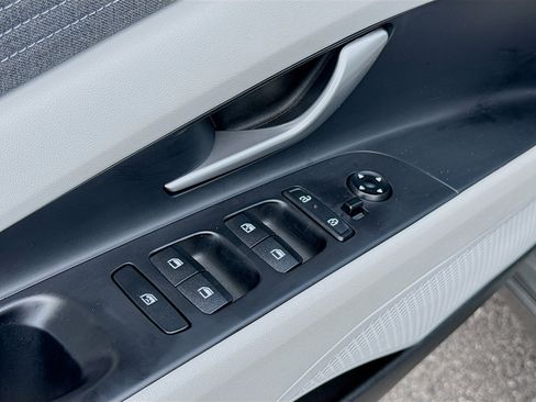 Used 2025 Hyundai Elantra Limited FWD image 21