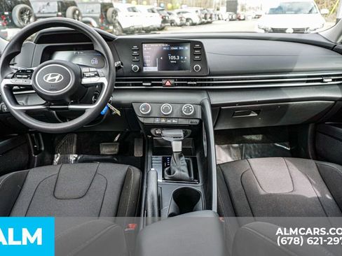 Used 2025 Hyundai Elantra SE image 25