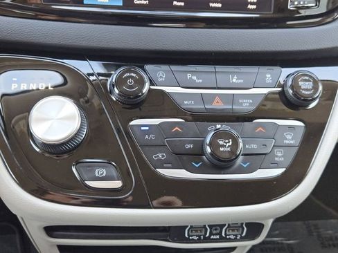Used 2023 Chrysler Pacifica Touring-L FWD image 20