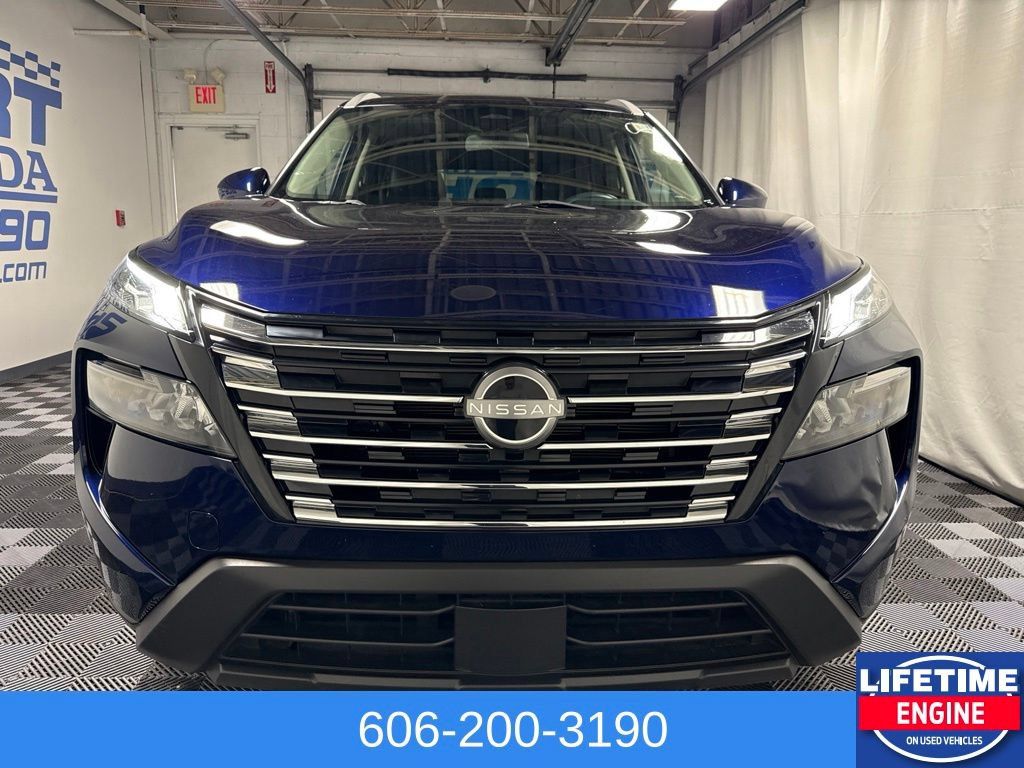 Used 2024 Nissan Rogue SV w/ SV Premium Package AWD/4WD image 3