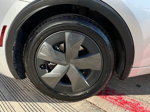 Used 2025 Toyota Prius LE image 9