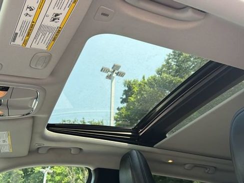 Used 2019 Jeep Cherokee Limited w/ Technology Group AWD/4WD image 29