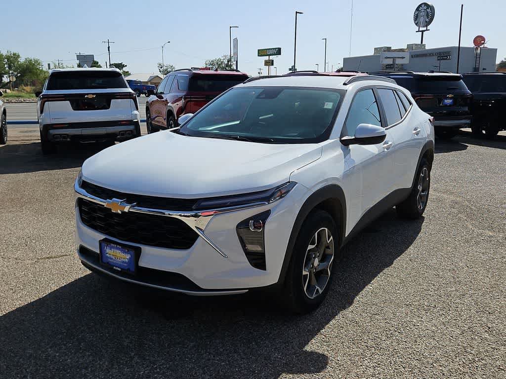 Used 2025 Chevrolet Trax LT FWD image 4