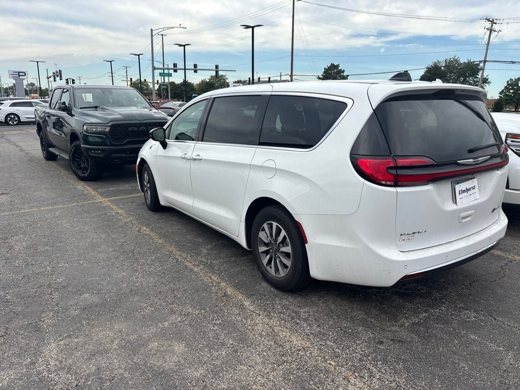 Used 2024 Chrysler Pacifica Limited FWD image 3