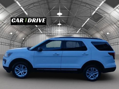 Used 2018 Ford Explorer XLT image 4