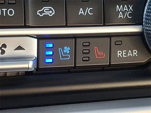 Used 2024 Ford Expedition Limited image 28