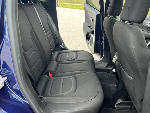 Used 2018 Jeep Renegade Latitude FWD image 15