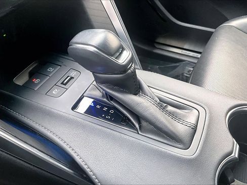 Used 2021 Toyota Venza Limited image 16