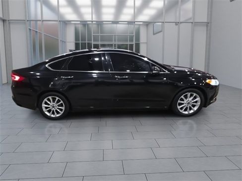 Used 2017 Ford Fusion SE w/ Fusion SE Technology Package image 9