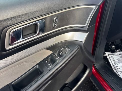 Used 2017 Ford Explorer XLT w/ XLT Technology Feature Bundle image 32