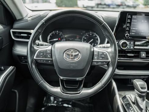 Used 2020 Toyota Highlander XLE AWD/4WD image 28