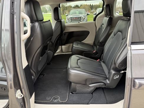 Used 2023 Chrysler Pacifica Touring-L AWD/4WD image 6