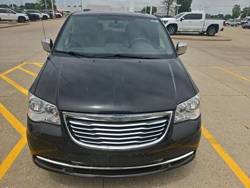 Used 2015 Chrysler Town & Country Touring-L FWD image 3