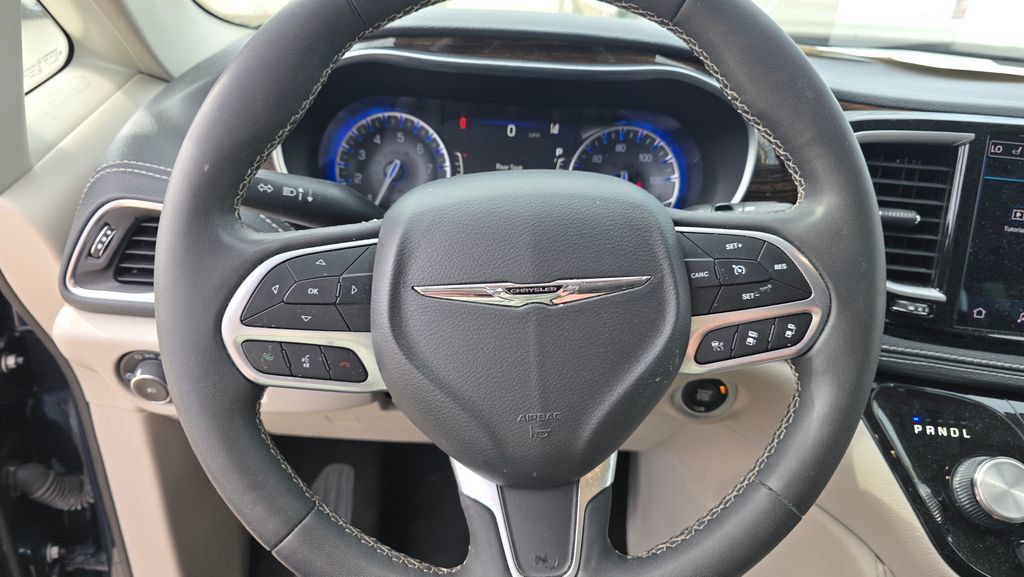Used 2023 Chrysler Pacifica Limited FWD image 14