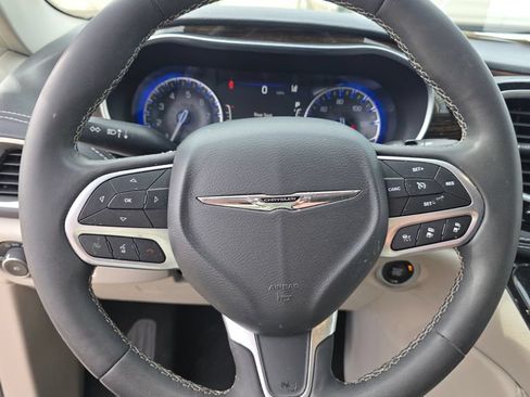 Used 2023 Chrysler Pacifica Limited FWD image 14