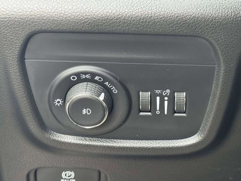 Used 2025 Jeep Grand Cherokee Overland w/ Luxury Tech Group IV AWD/4WD image 19