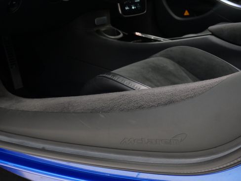 Used 2025 McLaren Artura Spider RWD image 27