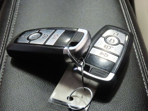 Used 2022 Ford Escape SE w/ SE Sport Appearance Package image 19