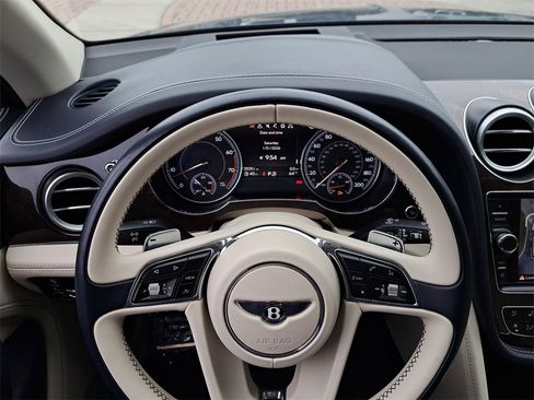 Used 2017 Bentley Bentayga W12 image 24