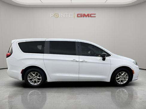 Used 2024 Chrysler Pacifica Touring-L image 8