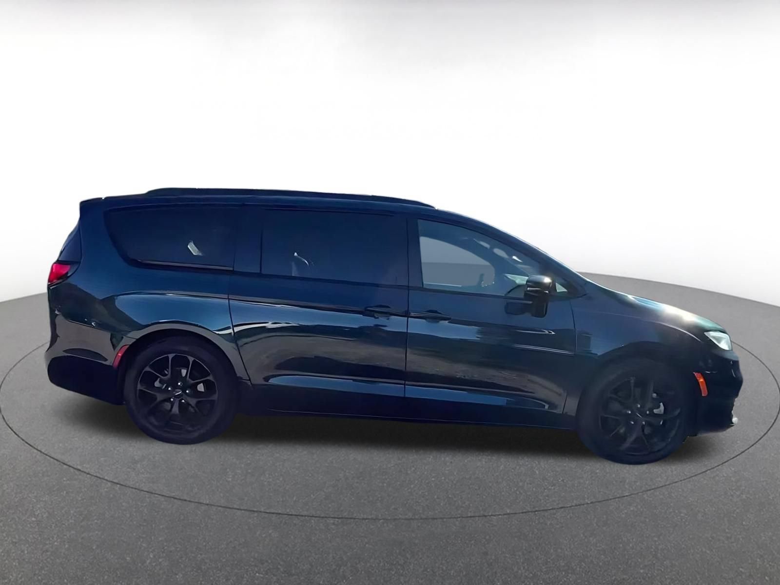 Used 2025 Chrysler Pacifica Limited FWD image 8