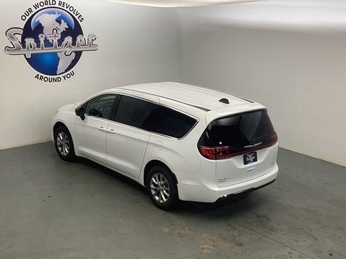 New 2026 Chrysler Pacifica Select image 15